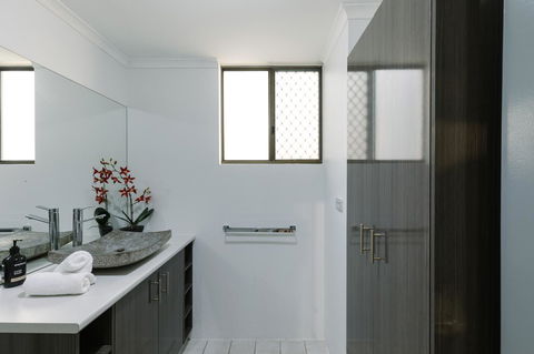 CitySide Apartment - 2 Bedroom With Private Courtyard - Holiday Adelaide 21