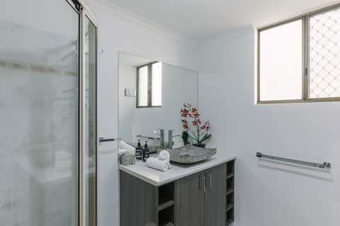 CitySide Apartment - 2 Bedroom With Private Courtyard - Holiday Adelaide 16