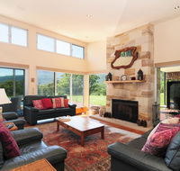 Bottlebrush Lodge - Great views and a pool - Holiday Adelaide