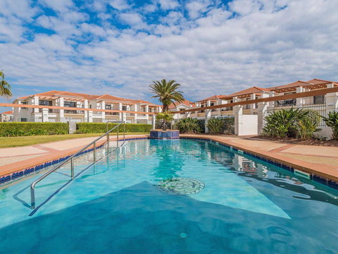 Breakers Block 1 Unit 1- Pool In Complex - Across The Road From The Beach - Holiday Adelaide 1