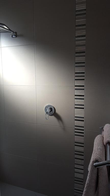 Brightwater Room For Rent On The Sunshine Coast - Holiday Adelaide 1