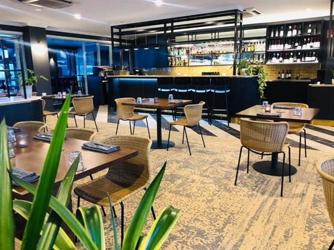 Burnett Riverside Hotel - Holiday Adelaide 1