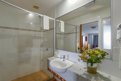 Burnett Riverside Hotel - Holiday Adelaide 2