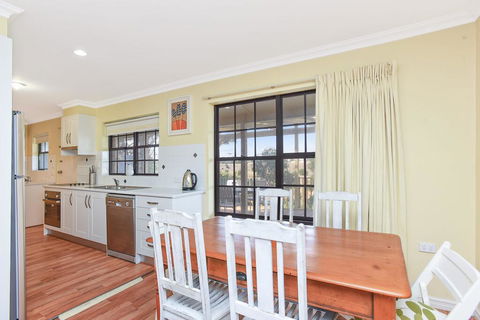 By The Beach - 30 Jetty Road - Holiday Adelaide 2