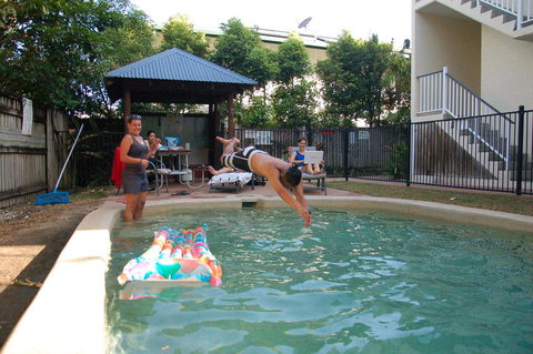 Cairns Sharehouse Apartment - Holiday Adelaide 1