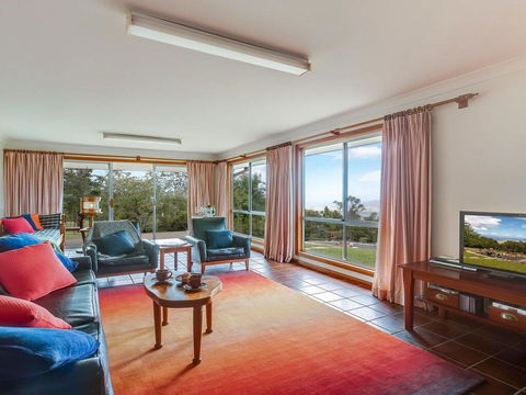 Captain's Lookout - Elevated Ocean Views, Rural Stay - Holiday Adelaide 3