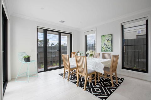 Captivating Large 4BR@Narre Warren - Holiday Adelaide 3