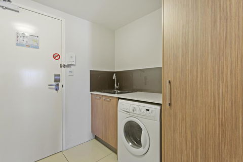 CBD Executive Apartments - Holiday Adelaide 1