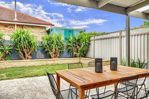 Character Home - Easy Tram To City - Holiday Adelaide 3