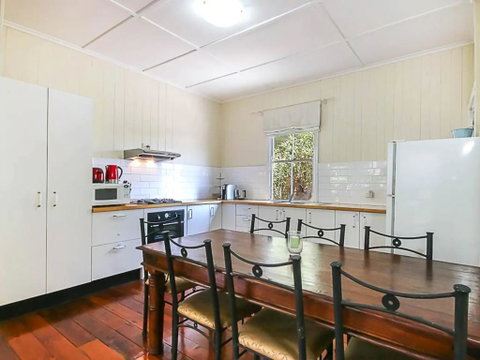 Charming Characterful Rustic-style Home Near The Gabba - Holiday Adelaide 1