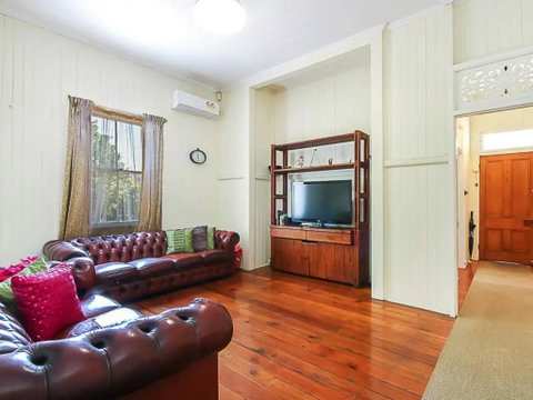 Charming Characterful Rustic-style Home Near The Gabba - Holiday Adelaide 0
