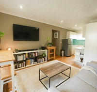 Chic Pet Friendly  500m to the Beach w/ parking - Holiday Adelaide