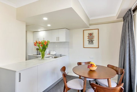 City Apartment At College St - Holiday Adelaide 0
