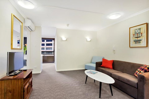 City Apartment At College St - Holiday Adelaide 1