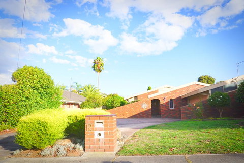 Classic Double Brick Garden House - Holiday Adelaide 1