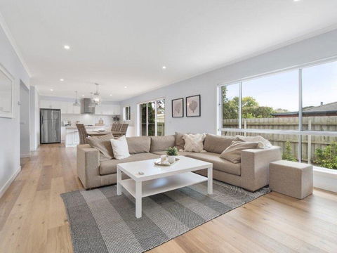 Coastal Luxury Retreat - Holiday Adelaide 1