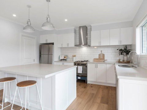 Coastal Luxury Retreat - Holiday Adelaide 0