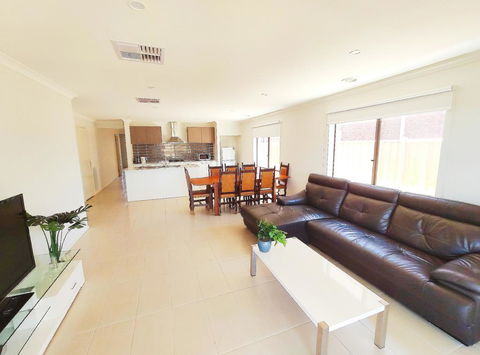 Comfortable 5BR House 6mins To Werribee Station.Great Ocean Road Tourist Stopover - Holiday Adelaide 0
