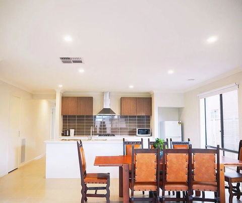 Comfortable 5BR House 6mins To Werribee Station.Great Ocean Road Tourist Stopover - Holiday Adelaide 3