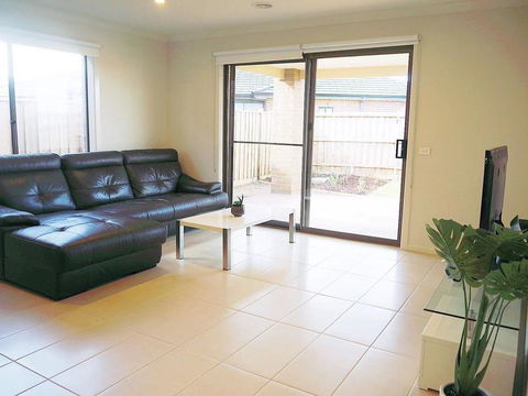 Comfortable 5BR House 6mins To Werribee Station.Great Ocean Road Tourist Stopover - Holiday Adelaide 1