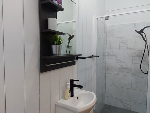 Comfortable Guest Room Closes To Emerald CBD - Holiday Adelaide 1