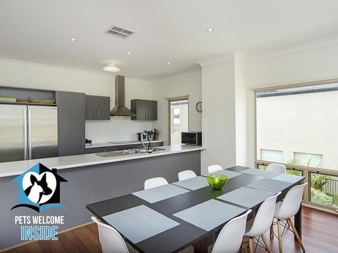 Contemporary Golf Course Frontage 3BR - Holiday Adelaide 2