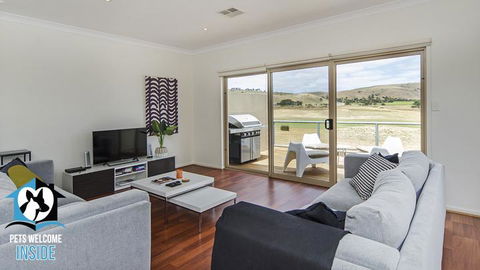 Contemporary Golf Course Frontage 3BR - Holiday Adelaide 1