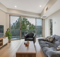 Convenient Apartment - 1 Min Walk To Train - Holiday Adelaide