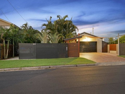 Coorumbong 16 - 5 BDRM Canal Home With Pool - Holiday Adelaide 1