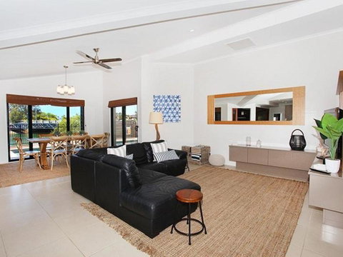 Coorumbong 16 - 5 BDRM Canal Home With Pool - Holiday Adelaide 2