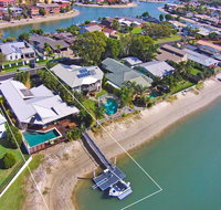 Coorumbong 16 - 5 BDRM Canal Home with Pool - Holiday Adelaide
