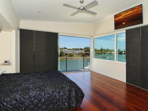Coorumbong 36 - 6 BDRM Canal Home With Pool - Holiday Adelaide 2