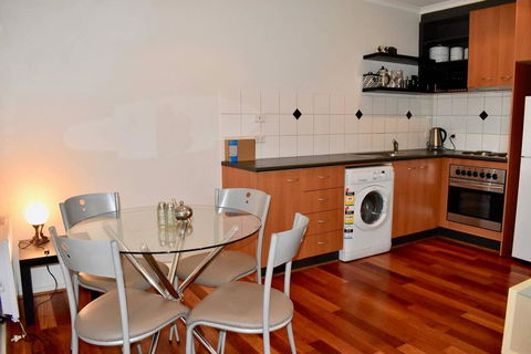 Cosy 1 Bedroom Apartment In Trendy Northcote - Holiday Adelaide 2