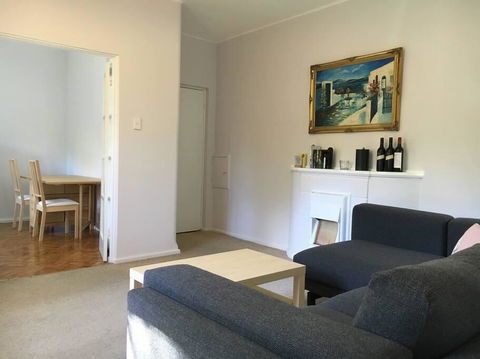 Cosy 2BR Plus Parking In Nth Sydney - Holiday Adelaide 1