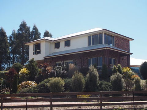 Country Meets Town - Holiday Adelaide 0