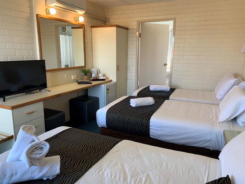 Crest Motor Inn - Holiday Adelaide 3