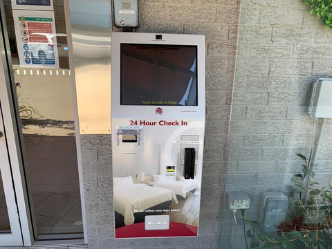 Crest Motor Inn - Holiday Adelaide 1