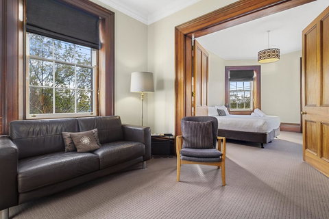 Cromwell Apartment - 3 Red Doors Battery Point - Holiday Adelaide 1