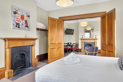 Cromwell Apartment - 3 Red Doors Battery Point - Holiday Adelaide 3