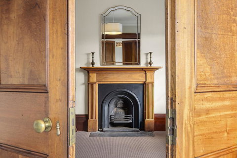 Cromwell Apartment - 3 Red Doors Battery Point - Holiday Adelaide 2