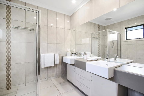 Cypress Townhouse 17 - Suite - Holiday Adelaide 1