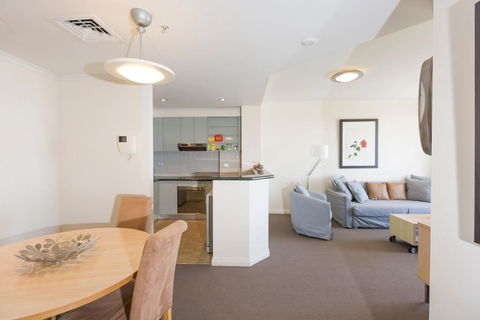 Darling Harbour Executive - Holiday Adelaide 1