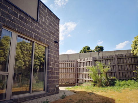 Delicate And Peaceful Bundoora Townhouse 11-R4 - Holiday Adelaide 1
