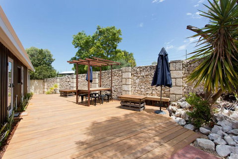 Dingo At White Gum Lodge - Holiday Adelaide 0