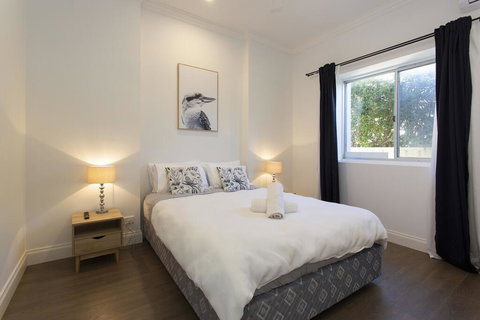 Dingo At White Gum Lodge - Holiday Adelaide 2