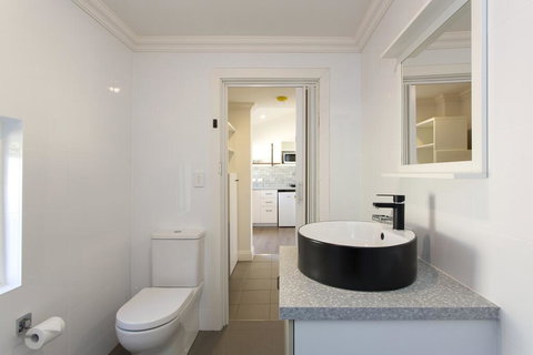 Dingo At White Gum Lodge - Holiday Adelaide 3