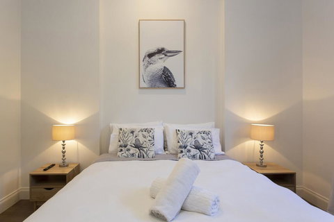 Dingo At White Gum Lodge - Holiday Adelaide 1