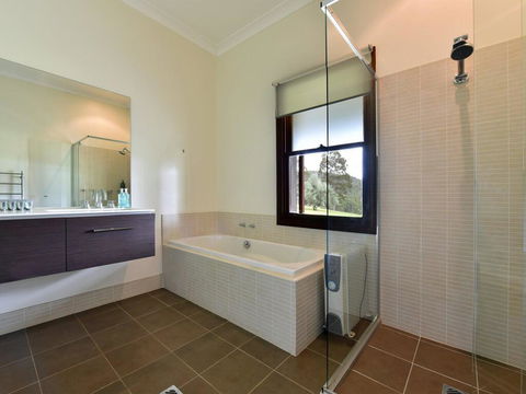 Eagles Rest @ Maluna Vineyard - Holiday Adelaide 1
