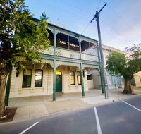 Entire Townhouse in Heart of Echuca's Port CBD - 15 guest capacity - Holiday Adelaide