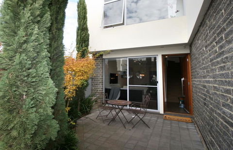 EROS City Fringe - Wifi, Wine, Netflix, Pets OK And Park Views! - Holiday Adelaide 3